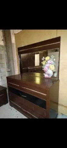 للبيع: غرفة نوم من مايكا - ملبسة برا وجوا